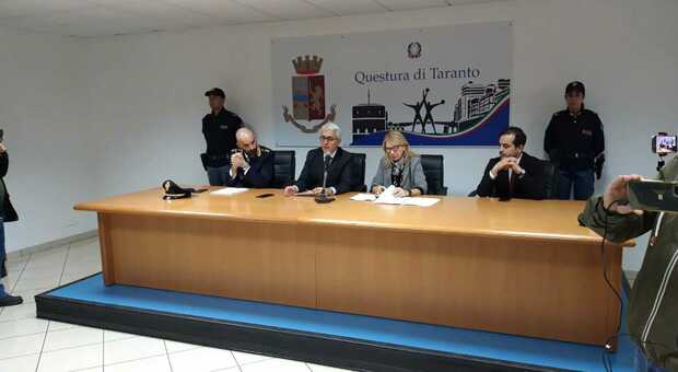 Da sinistra: Il capo della Mobile Cosimo Romano, il Questore Massimo Gambino, il procuratore capo Eugenia Pontassuglia e il pm Francesco Ciardo