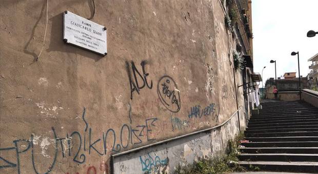 Napoli, rampe Siani nel degrado: «È una vergogna, ritirate la targa»