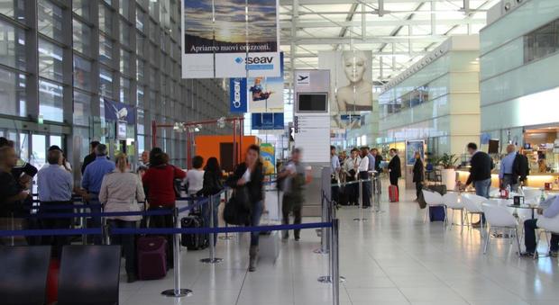 Spese da tagliare: dal 1° gennaio l'aeroporto Sanzio chiuso di notte