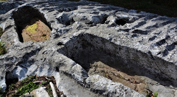 Le misteriose tombe scavate nella roccia a Lauco