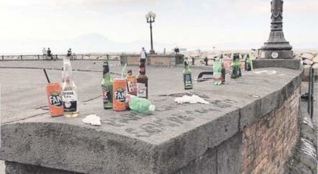 Movida a Napoli, il giorno dopo è uno scempio: bottiglie e immondizia ovunque