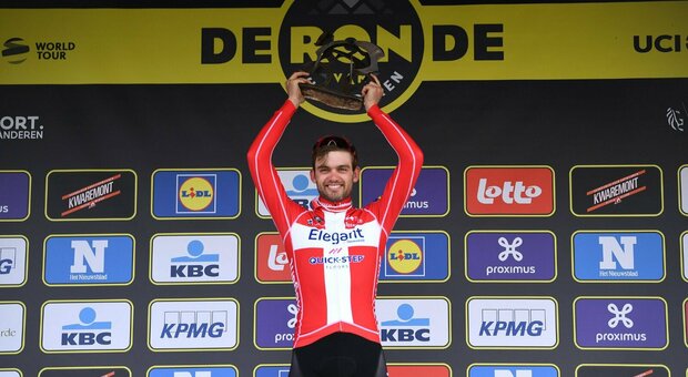 Giro delle Fiandre, Kasper Asgreen batte Van der Poel: male gli italiani