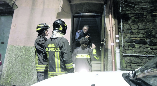 Genzano, rischio crollo in una palazzina. I vigili del fuoco: «In pericolo 16 famiglie»