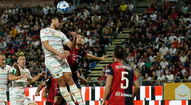 Playoff serie B, tutto in una notte Cagliari 2 - Venezia 1. Doppietta di Lapadula, lagunari eliminati