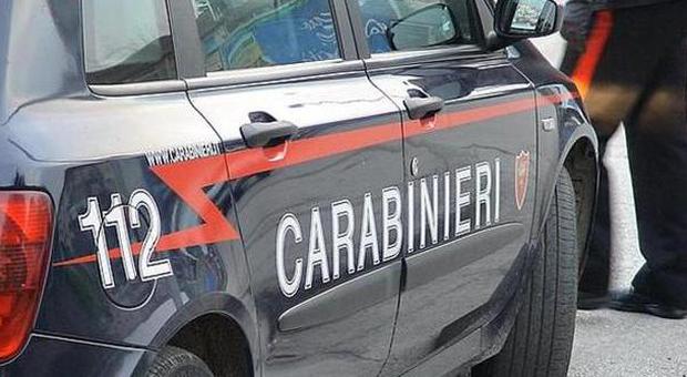 Punta il coltello alla gola della cassiera di un supermercato, incensurato arrestato dai carabinieri