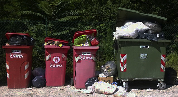 Pesaro, la tariffa rifiuti è bassa ma cresce il triplo dell'inflazione