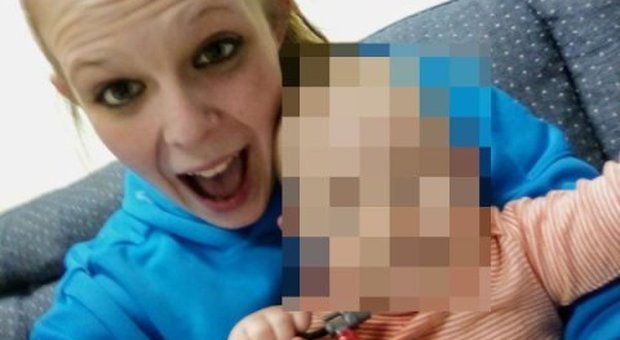 Mamma ventenne si droga e allatta il figlio di sette mesi: il piccolo va in overdose