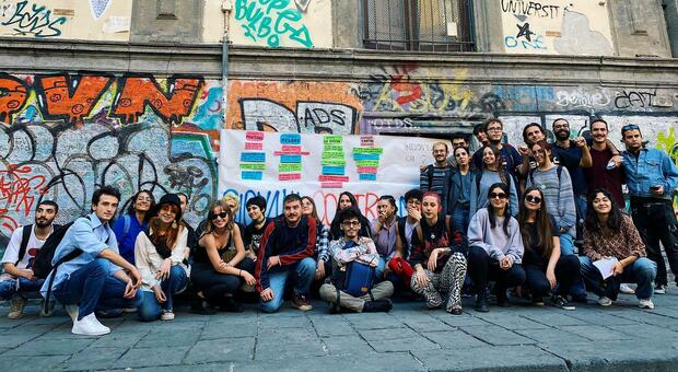 Napoli, i “Giovani contro la Meloni” in piazza: «Non vediamo un futuro»