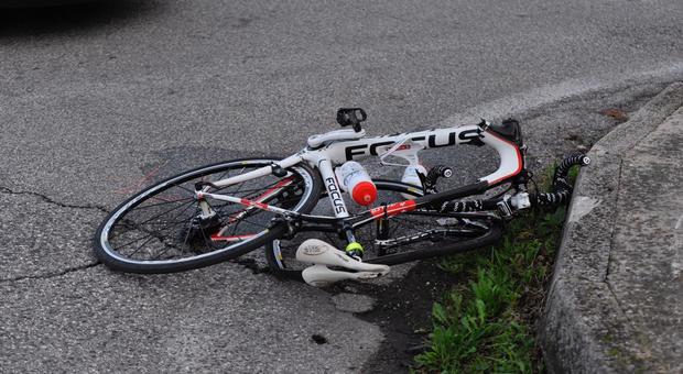 Auto svolta mentre arriva la bici: il ciclista sfonda il parabrezza e muore