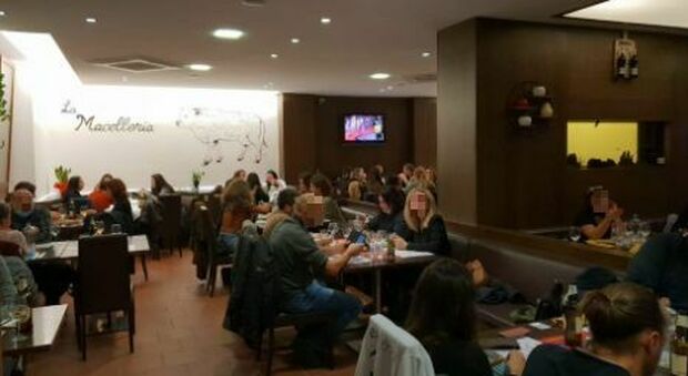 Pesaro, cena in 90 al ristorante per protesta contro il Dpcm. Il gestore alla polizia: «Non chiuderò mai»