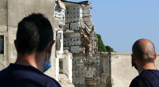 Crollo al cimitero di Napoli, tecnici al lavoro: da sabato cancelli riaperti