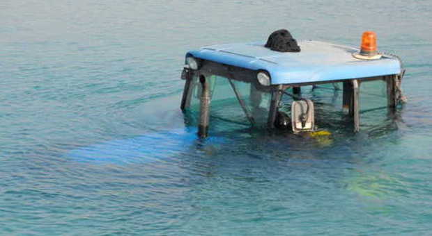 FIUME TAGLIAMENTO - Il trattore sott'acqua