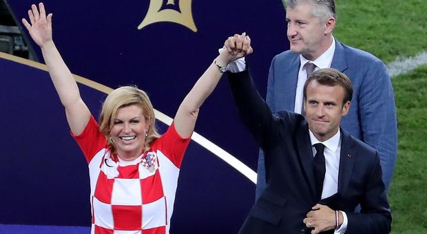 Russia 2018, Macron e la presidente croata in campo mano nella mano