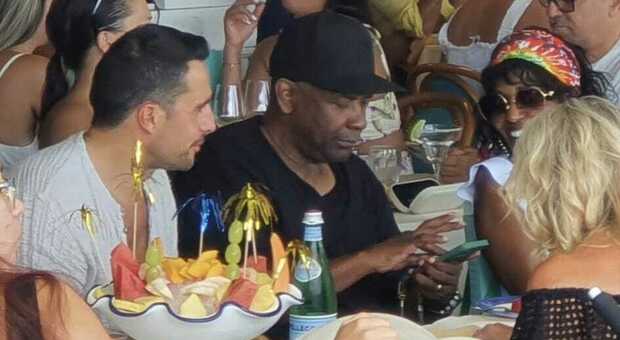 Denzel Washington, relax a Positano: tappa in spiaggia dall’amico Black