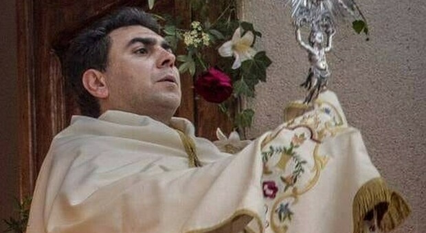 Celebra la messa e muore a 49 anni: don Donato Romano è stato colto da un malore improvviso