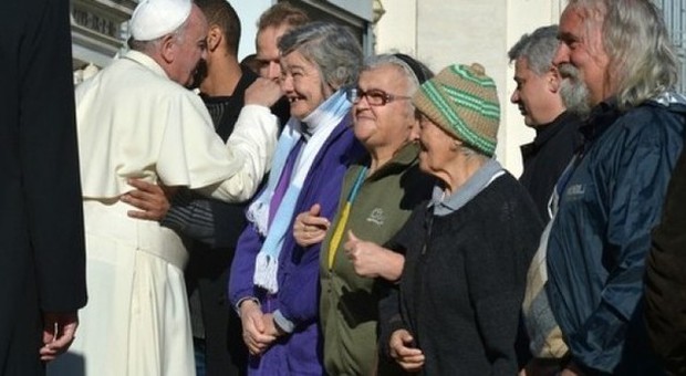 Papa Francesco riceve sette clochard prima di partire per l'Ecuador
