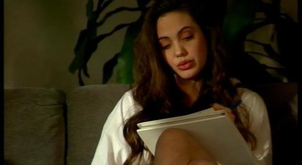 Angelina Jolie, l'esordio con Venditti: a 16 anni nel video di Alta Marea