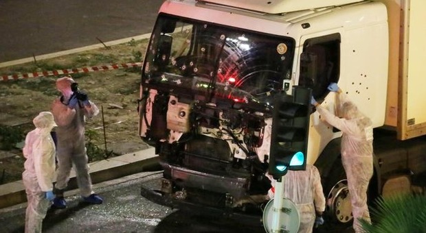 Nizza, giornalista turco su Twitter: "Il camion bianco non è riuscito a frenare, non è attentato". Licenziato