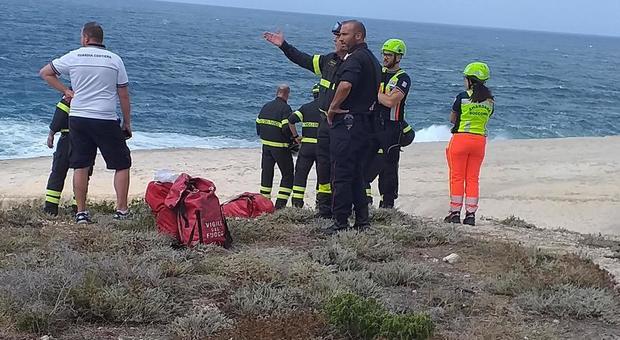 Scatta una foto da una scogliera e precipita in mare: ragazzo muore in vacanza