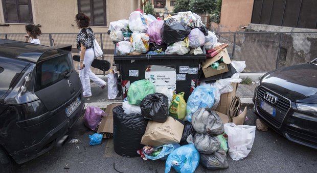 Roma, strade e marciapiedi pieni di rifiuti: cassonetti non svuotati da giorni