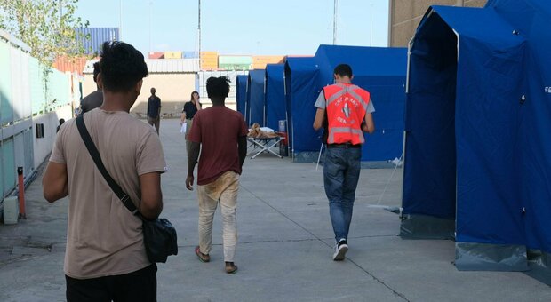 Migranti, i richiedenti asilo possono pagare 5mila euro per evitare di finire nei Cpr: c'è il decreto legge