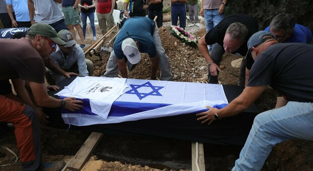 Israele, volontari ultra-ortodossi nei kibbutz a caccia di resti umani: «Diamo dignità ai morti»