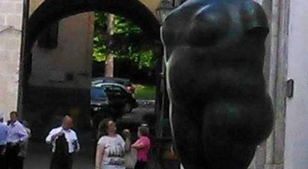 La scultura di Botero all'ingresso della mostra in Via Saffi