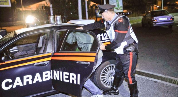 Roma, ubriaco danneggia auto in sosta e aggredisce i carabinieri: arrestato