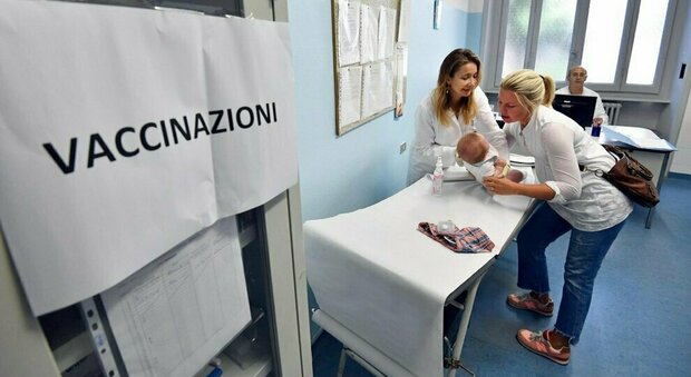 Vaccino in Puglia, già 13mila persone immunizzate: «Seconda dose per operatori sanitari e ospiti Rsa»
