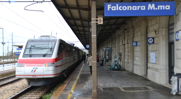 Il Frecciabianca diretto a Roma alla stazione di Falconara