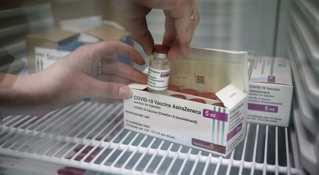 Vaccino AstraZeneca, l'Ema: nessuna limitazione per fasce d'età. «Seconda dose 4-12 settimane dopo la prima»