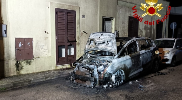 Paura nella notte: bruciata un'auto a Tricase. Indagini in corso