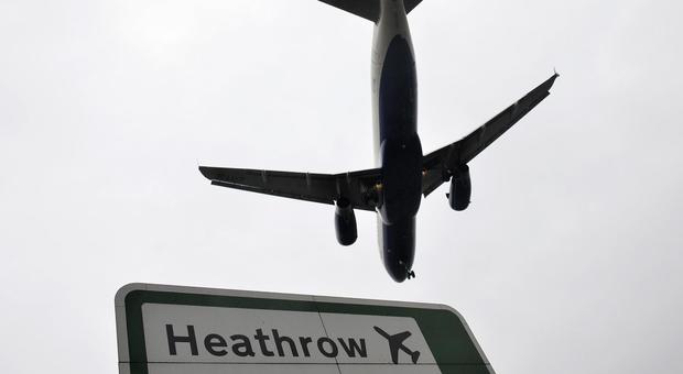 Heathrow, ripresi i decolli: scalo chiuso un'ora per l'allerta drone