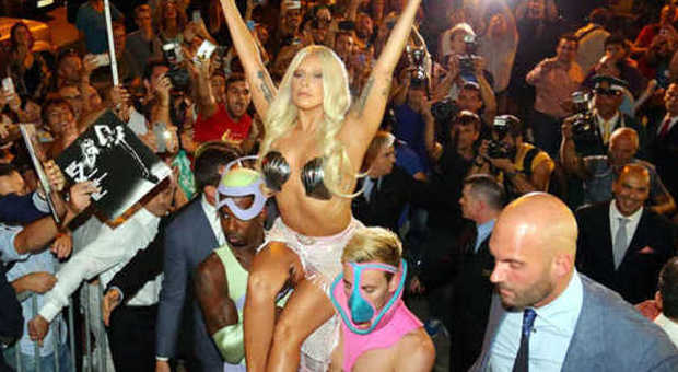 Lady Gaga, show per i fan ad Atene