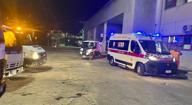 Ancona, parking di Anconambiente trasformato in ring: prende a pugni il presunto amante della moglie, 60enne in ospedale