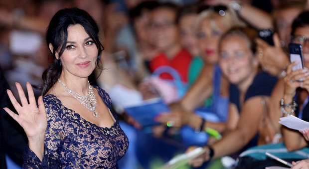 Monica Bellucci a Venezia, sul red carpet con un collier da 5 milioni