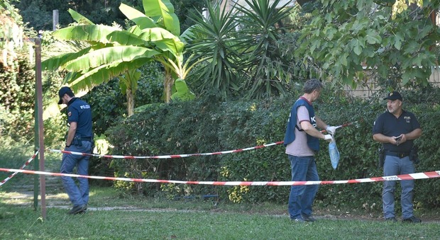 La polizia scientifica nel giardino dov'è avvenuta la sparatoria
