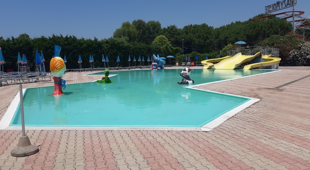 Dermatiti al Pareo Park, piscine deserte: «Persi 100mila euro»