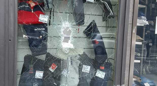 Scatta il coprifuoco, ladri scatenati a Napoli: distrutta una vetrina in via Toledo