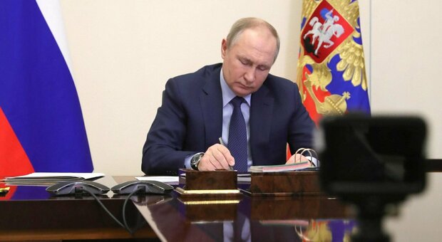 Putin, quanto guadagna? La dichiarazione dei redditi 2021: lo Zar possiede una casa da 77 metri quadri e due auto