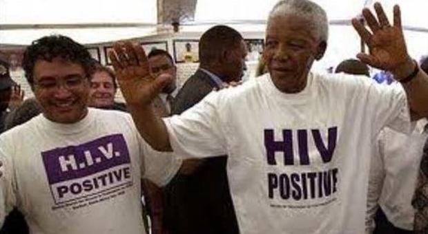 «Mio figlio è morto di Aids», Mandela e la battaglia contro l'epidemia in Africa