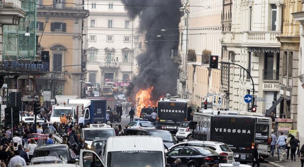Roma, bus in fiamme in via del Tritone: traffico impazzito in centro