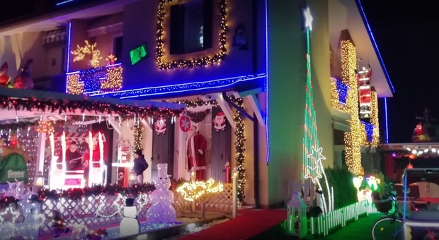 Chiude la casetta privata di Babbo Natale, papà Nicola entusiasta: «Oltre duemila letterine dai bambini»