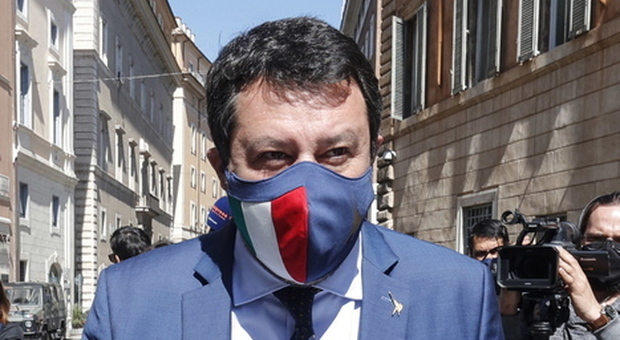 Ad aprile niente riaperture, Salvini attacca: «Impensabile». Draghi: «Decidono i dati»