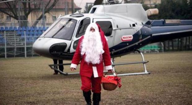 Babbo Natale scende dal cielo: uno show con l'elicottero