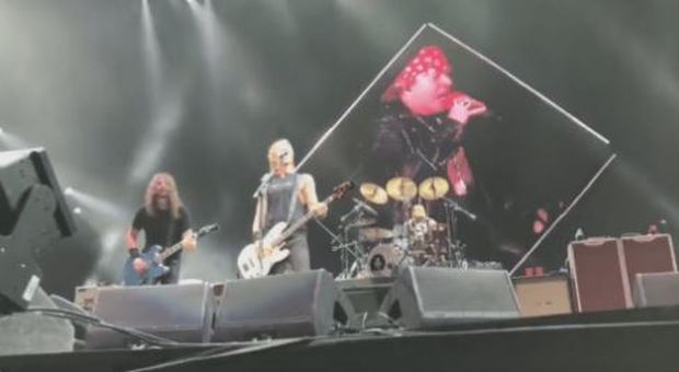 Firenze Rocks, i Guns‘n’Roses a sorpresa sul palco con i Foo Fighters: ecco “It’s So Easy”