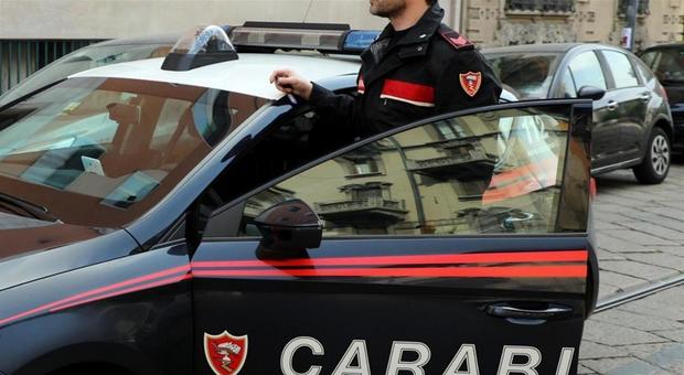 Chiama Carabinieri con un pretesto poi li aggredisce con un coltello:«prima o poi uno di voi lo ammazzo»