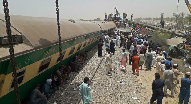 Scontro frontale tra due treni passeggeri: almeno 36 morti FOTO