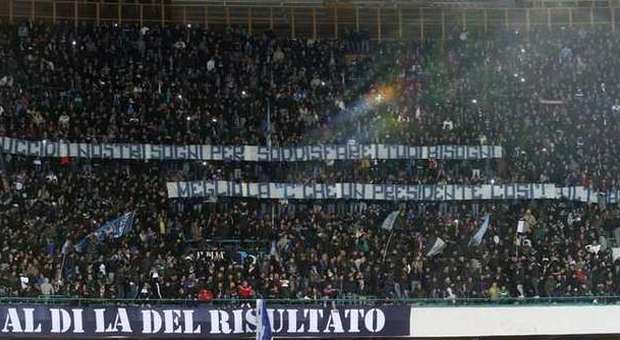 Napoli-Milan, striscioni contro De Laurentiis: «Soddisfi i tuoi bisogni». Ma il San Paolo fischia