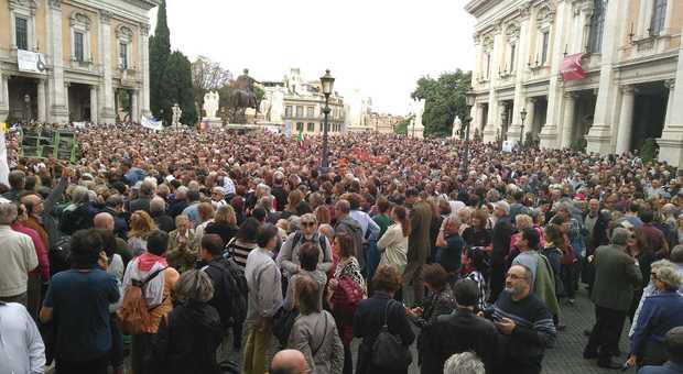 «Roma dice basta», in centinaia al Campidoglio contro il degrado